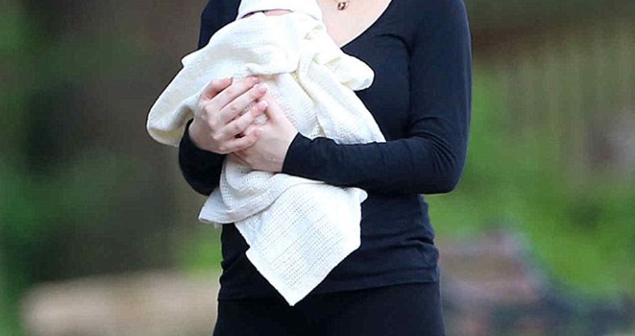 Η πολύ γνωστή celebrity βγήκε βόλτα με τη νεογέννητη κορούλα της