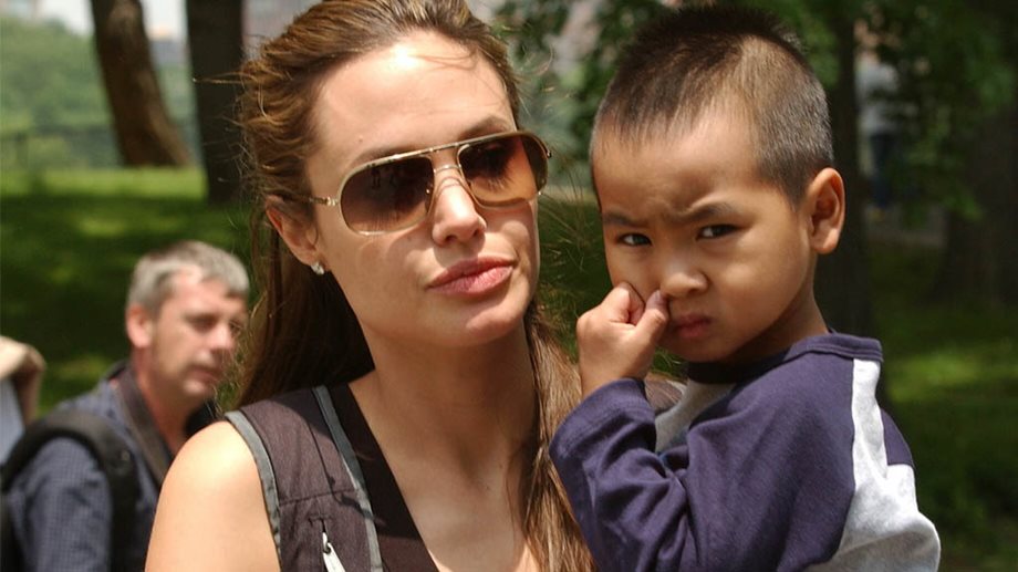Angelina Jolie - Brad Pitt: Ο υιοθετημένος γιος τους, Maddox, μεγάλωσε και συνόδευσε τη μαμά σε βραβεία!