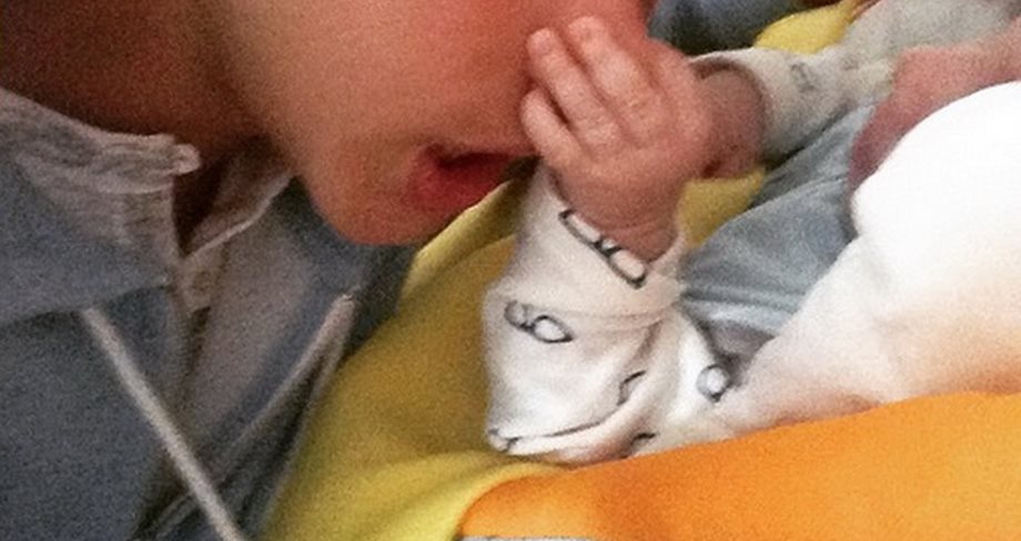 Ο νεογέννητος μπέμπης, έπιασε τη... μύτη της celebrity μαμάς του!