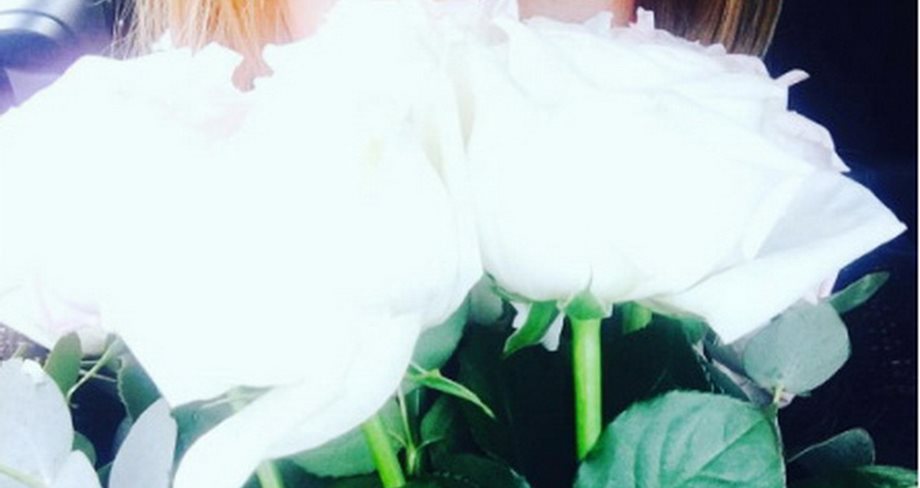 Μια αγκαλιά λευκά τριαντάφυλλα για την παρουσιάστρια της πρωινής ζώνης
