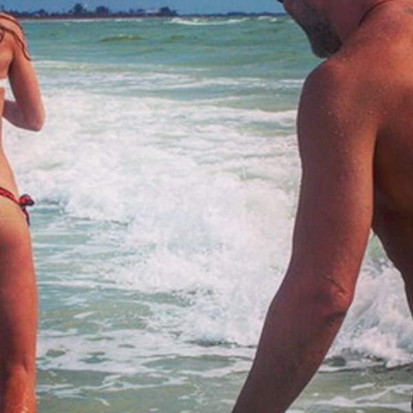 Ο Έλληνας ηθοποιός και η σύζυγός του φωτογραφίζονται στην παραλία, πιο ερωτευμένοι από ποτέ!