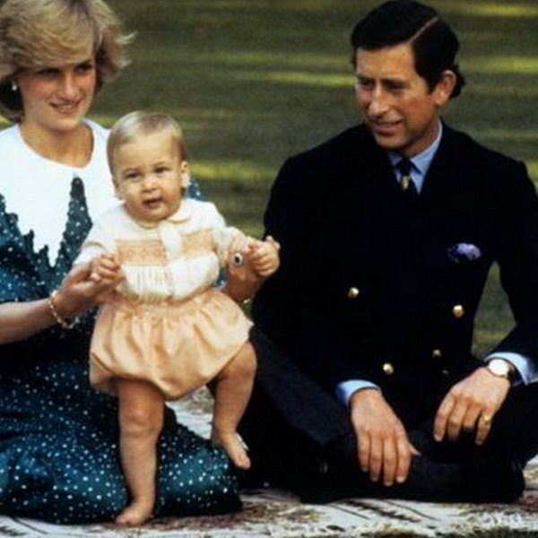 Οι επίσημες φωτογραφήσεις όταν γέννησαν: Η Νταϊάννα τον Γουίλιαμ, η Ελισάβετ τον Κάρολο & της Κέιτ, που ενόχλησε τους Βρετανούς