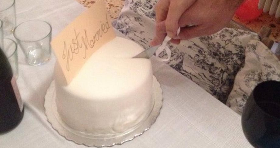 Ο Έλληνας που απασχόλησε πολύ την επικαιρότητα έκοψε γαμήλια τούρτα με τον αγαπημένο του