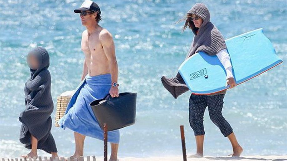 Julia Roberts: Στην παραλία με πλεκτό πανωφόρι