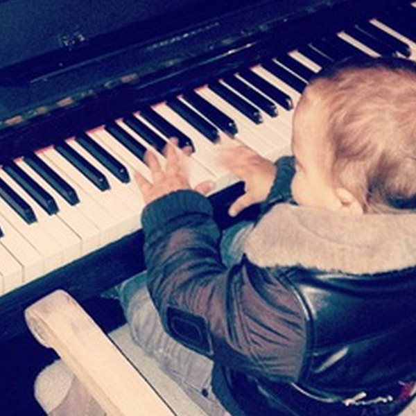 Ο γιος της Ελληνίδας celebrity είναι μόλις 1,5 ετών και ταλέντο στο πιάνο!
