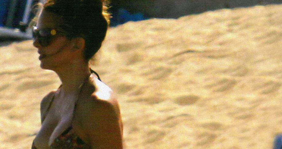 Σταματίνα Τσιμτσιλή: Με sexy bikini στην Πάρο