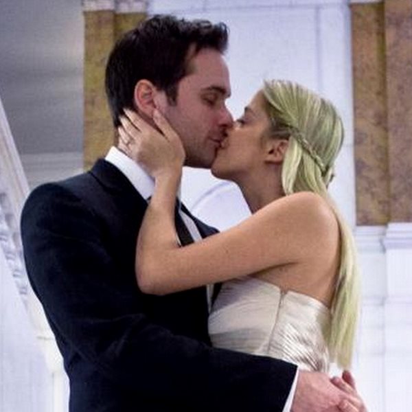 Ο ανατρεπτικός γάμος στο Λονδίνο του ηθοποιού της "Πολυκατοικίας" Νίκου Πουρσανίδη. Οι γονείς τους έμαθαν για το γάμο τελευταία στιγμή & είδαν την τελετή μέσω...Skype! 