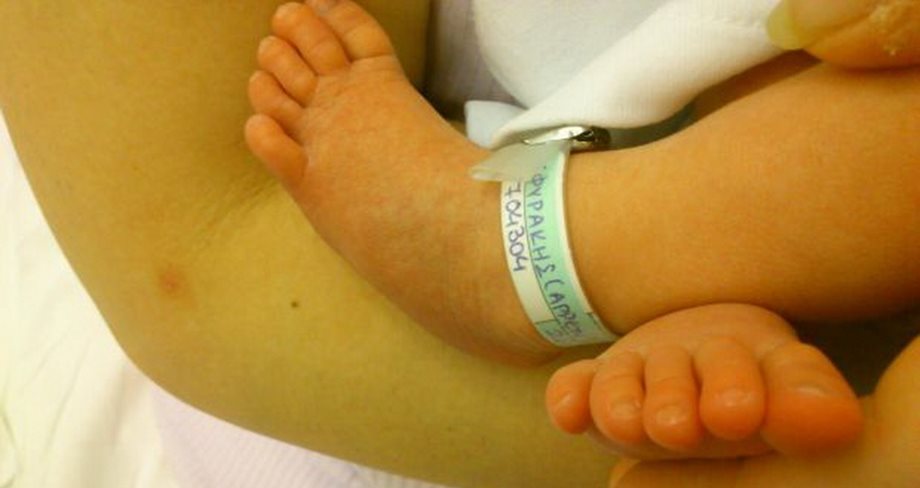 Baby boom! Η πρώτη φωτογραφία του νεογέννητου του πασίγνωστου Έλληνα τραγουδιστή