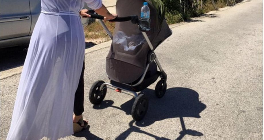 Η νέα μανούλα της ελληνικής showbiz στην πρώτη βόλτα με το νεογέννητο γιο της