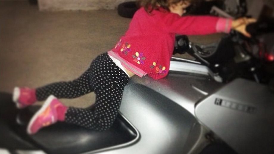Αν και δυόμιση ετών, η κόρη του ηθοποιού είναι έτοιμη να οδηγήσει τη μηχανή του μπαμπά της!