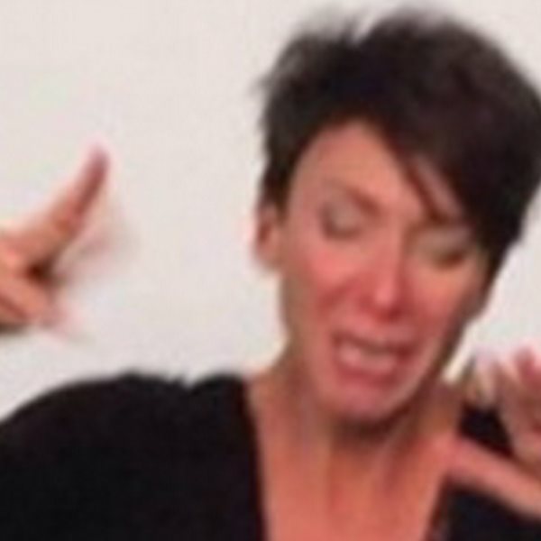 Σοφία Ρομπόλη: Η παρουσιάστρια του νοηματικού δελτίου ξέσπασε σε κλάματα - VIDEO