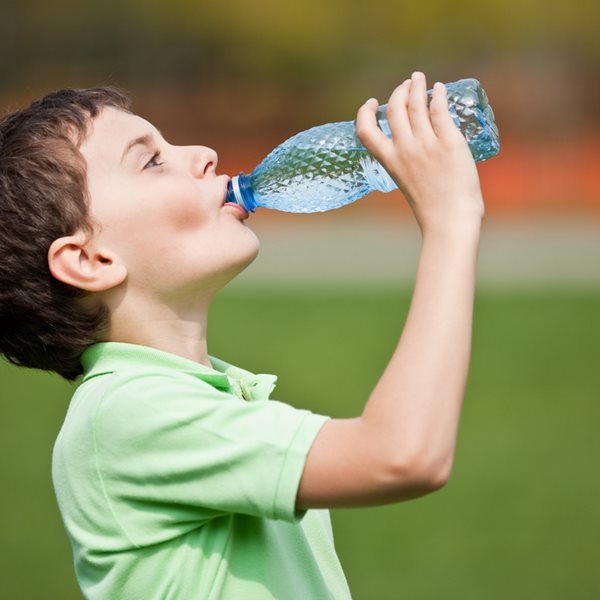 Πόσο νερό πρέπει να πίνουν τα παιδιά;