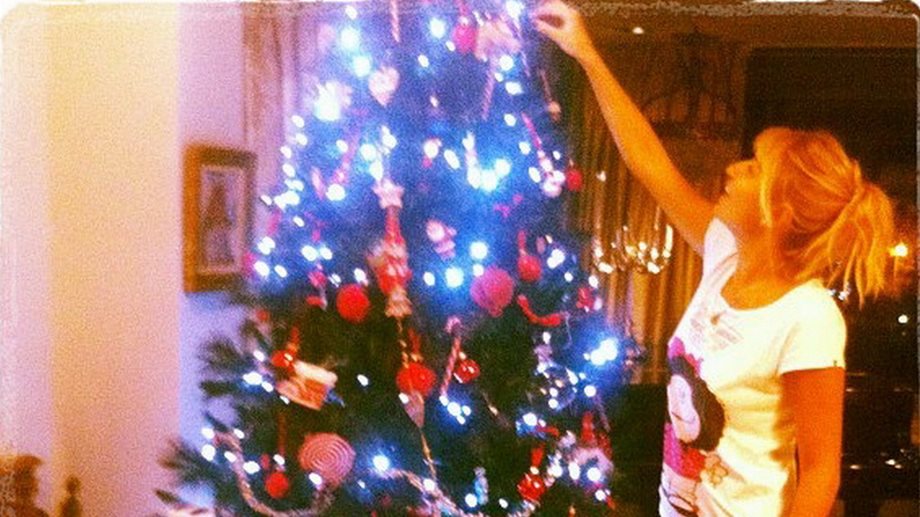 Δείτε τη Φαίη Σκορδά να στολίζει το Χριστουγεννιάτικο δέντρο του σπιτιού της (Δείτε φωτογραφίες)