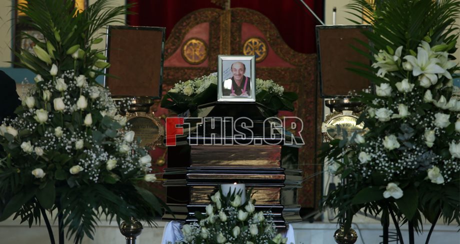 Η κηδεία του Κώστα Τσάκωνα. Φίλοι και συγγενείς είπαν το τελευταία αντίο