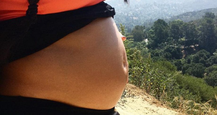 Επιβεβαίωσε την εγκυμοσύνη της αναρτώντας φωτογραφία με την φουσκωμένη κοιλίτσα της