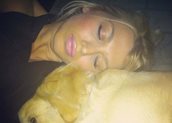 Η Κωνσταντίνα Σπυροπούλου κοιμάται με τον σκύλο της