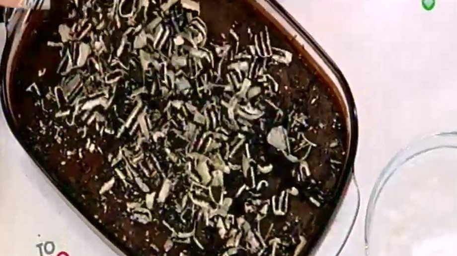 Σοκολατόπιτα με σιρόπι σοκολάτας από την Αργυρώ Μπαρμπαρίγου (Video)