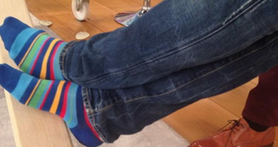 Ο Έλληνας παρουσιαστής φόρεσε στο πάνελ αυτές τις πολύχρωμες κάλτσες 
