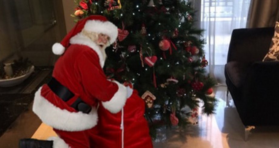 Ο Άγιος Βασίλης "τρύπωσε" στο σαλόνι του ερωτευμένου ζευγαριού της ελληνικής showbiz για τις κόρες του!