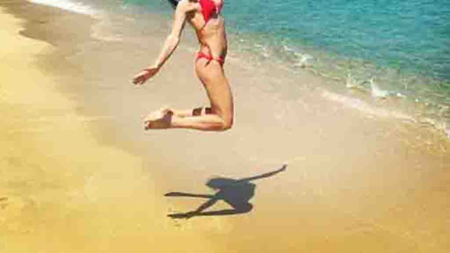 Ελληνίδα celebrity είδε ήλιο κι έτρεξε στην παραλία!