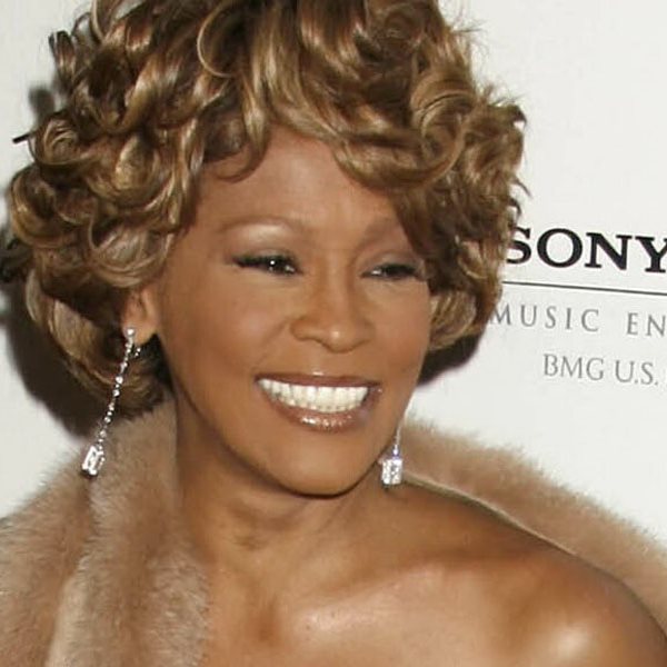 Πασίγνωστη ηθοποιός δηλώνει: "Εγώ το τύλιξα το άψυχο σώμα της Whitney Houston"