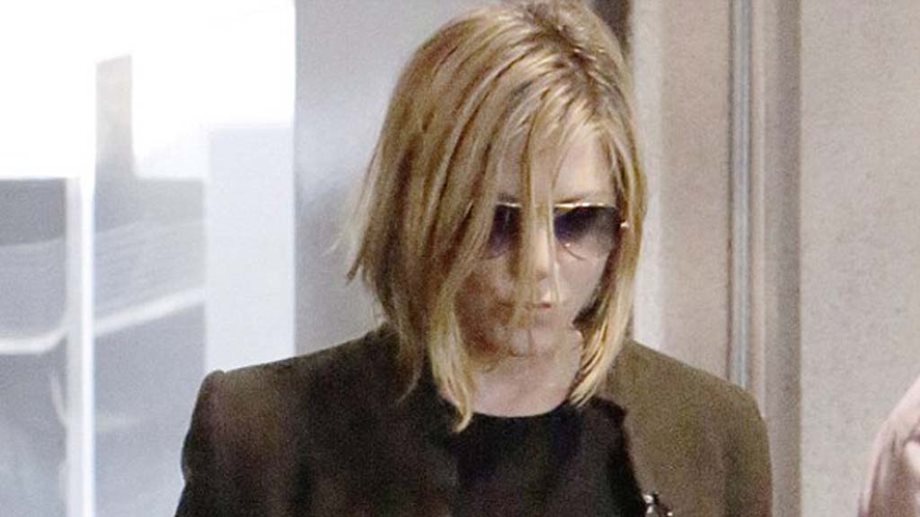 Ο κομμωτής της αποκαλύπτει: Ποιων Χολυγουντιανών star τα μαλλιά ζήλεψε η Jennifer Aniston και τα έκοψε καρέ;