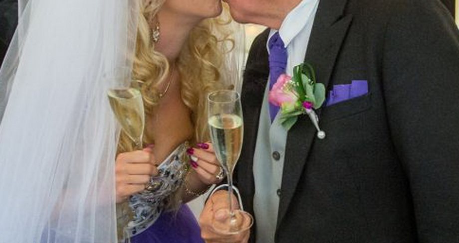 Ο 81χρονος επιχειρηματίας παντρεύτηκε την 24χρονη σύντροφό του