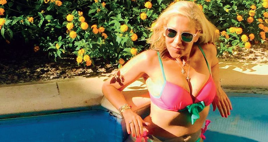 Έφη Σαρρή: Με αποκαλυπτικό bikini στην πισίνα του σπιτιού της