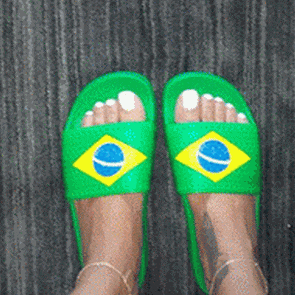 Η sexy τραγουδίστρια φόρεσε σαγιονάρες made in Brasil για να υποστηρίξει το Mundial!