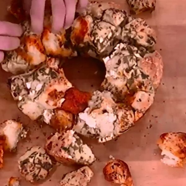 Ψωμί της μαϊμούς με σκόρδο από τον Άκη Πετρετζίκη (video)