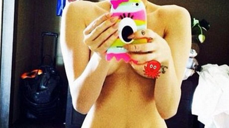 Η γυμνή selfie της τραγουδίστριας μπροστά από τον καθρέφτη της!