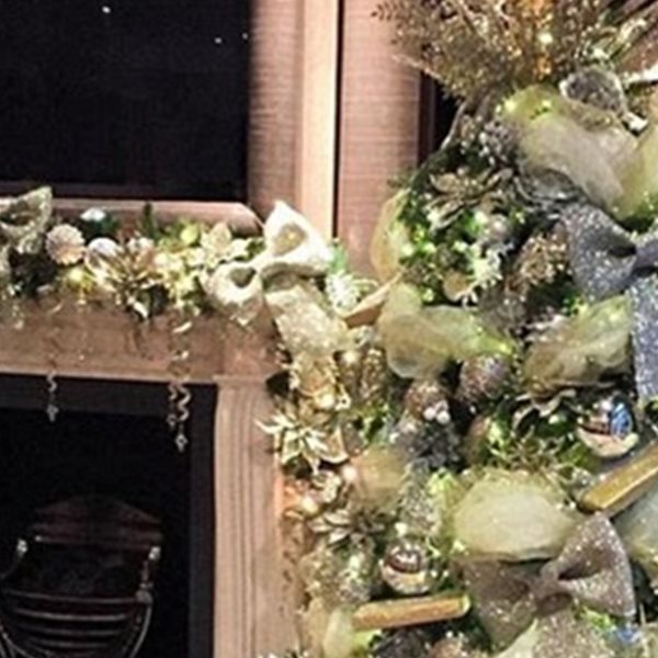 Η εγκυμονούσα σύντροφος του celebrity στολίζει χριστουγεννιάτικο δέντρο