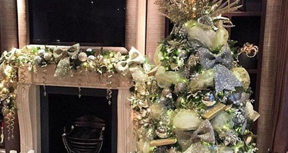 Η εγκυμονούσα σύντροφος του celebrity στολίζει χριστουγεννιάτικο δέντρο