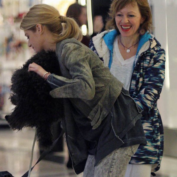 Τζένη Θεωνά: Βόλτες με το σκυλάκι της σε μεγάλο εμπορικό κέντρο