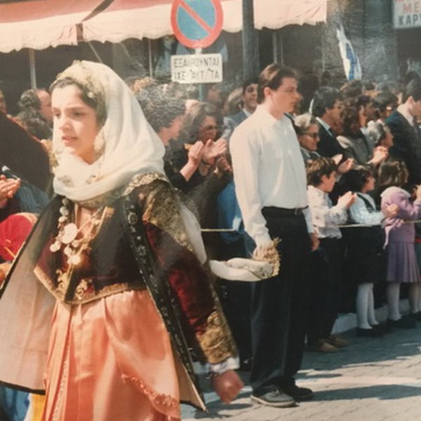Αναγνωρίζετε την Ελληνίδα παρουσιάστρια ντυμένη "Αρβανίτισσα" στην παρέλαση;