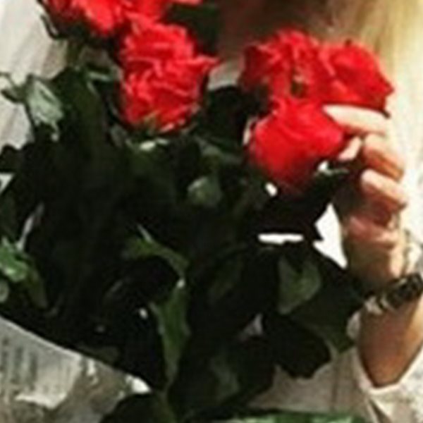 Μια αγκαλιά κόκκινα τριαντάφυλλα για τη ξανθιά Ελληνίδα παρουσιάστρια!