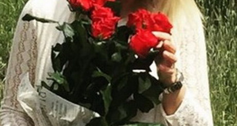 Μια αγκαλιά κόκκινα τριαντάφυλλα για τη ξανθιά Ελληνίδα παρουσιάστρια!