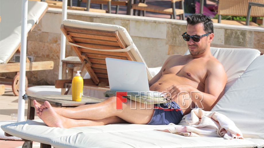 Ο Γιώργος Σατσίδης κάνει διακοπές, αλλά δεν αποχωρίζεται το laptop ούτε στην ξαπλώστρα!
