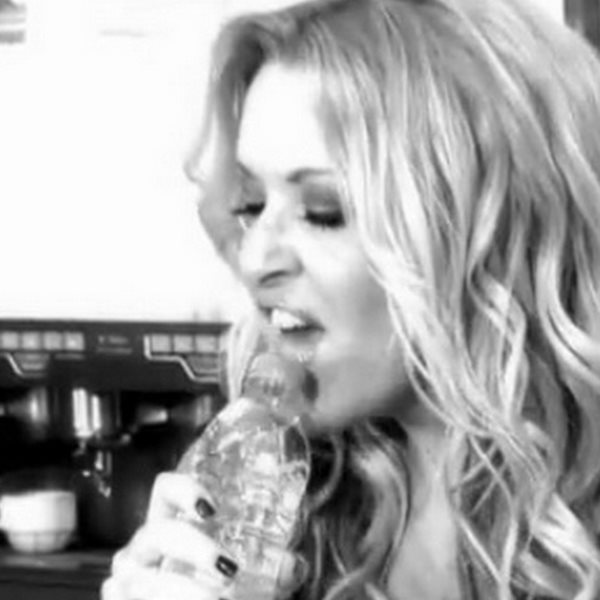H Ναταλία με ένα πλαστικό μπουκάλι για μικρόφωνο, χτυπιέται στα πατώματα καφετέριας! Ποια τραγουδίστρια που είδε το video αποκάλεσε τη Γερμανού... νούμερο;