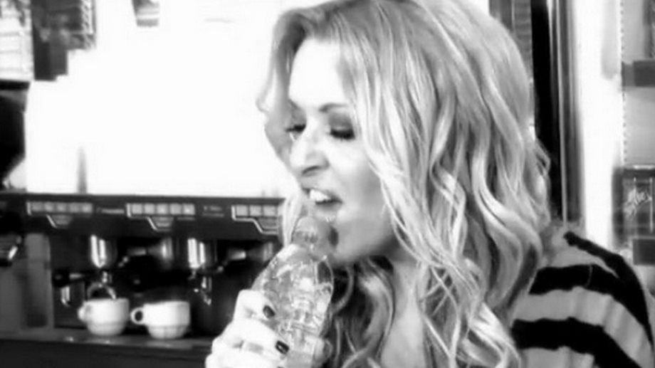 H Ναταλία με ένα πλαστικό μπουκάλι για μικρόφωνο, χτυπιέται στα πατώματα καφετέριας! Ποια τραγουδίστρια που είδε το video αποκάλεσε τη Γερμανού... νούμερο;