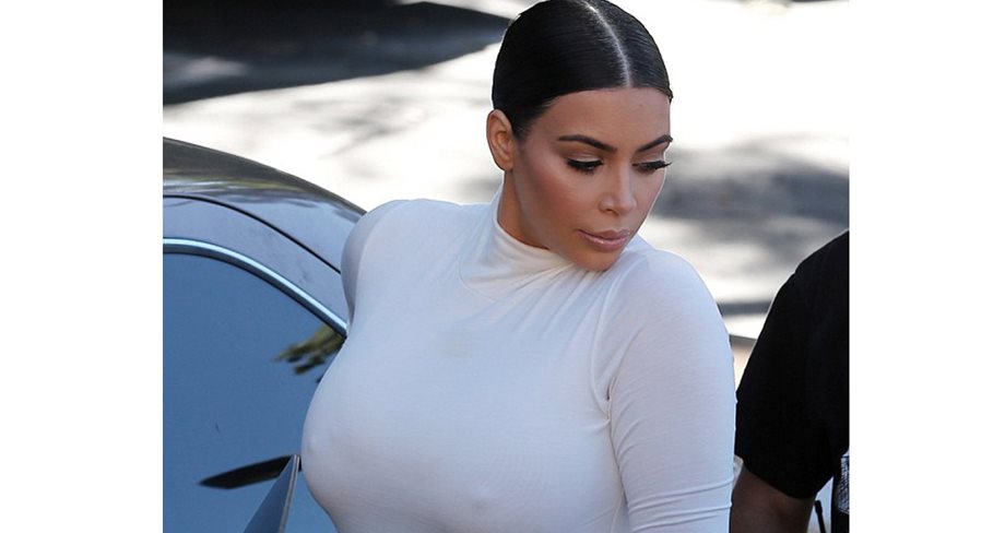 Kim Kardashian: Η εγκυμονούσα φόρεσε θεόστενο λευκό φόρεμα με την κοιλιά της να... ασφυκτιά