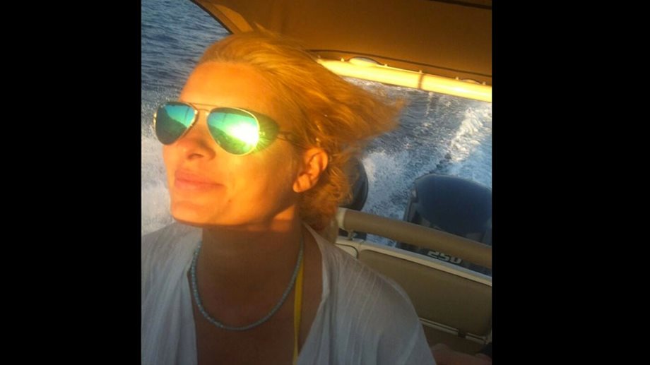 Η Ελένη Μενεγάκη άφησε για λίγο την παραλία στα Άχλα κι έκανε σκαφάτες διακοπές