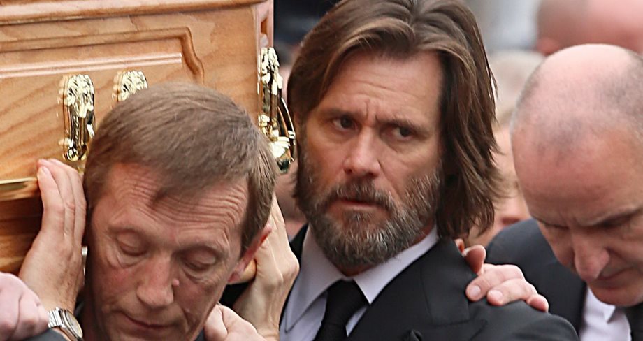 Jim Carrey: Μεταφέρει καταβεβλημένος το φέρετρο στην κηδεία της αγαπημένης του!