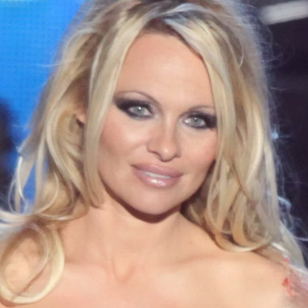 Pamela Anderson: Πόζαρε ολόγυμνη στο Instagram για... καλό σκοπό