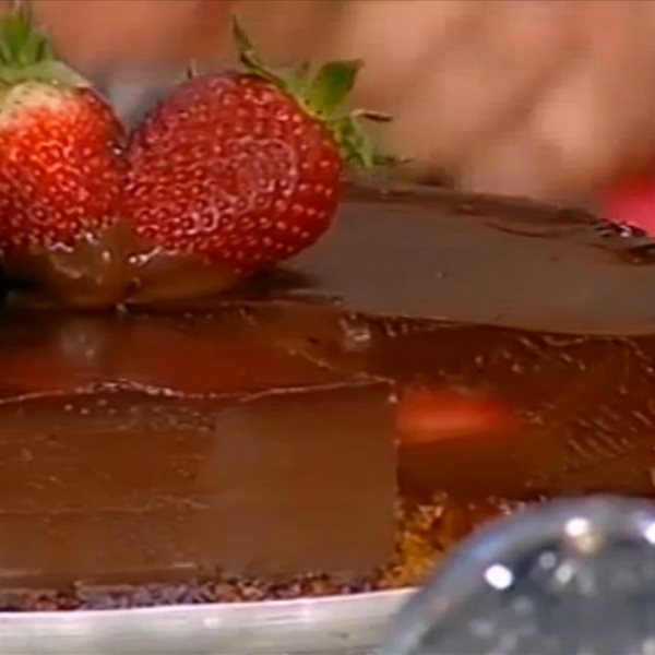 Τούρτα σοκολάτα γεμιστή με φράουλες από την Αργυρώ Μπαρμπαρίγου
