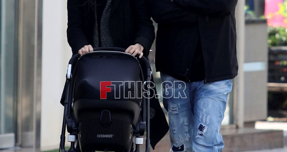 Το ζευγάρι της showbiz έκανε βόλτα με το νεογέννητο γιο του στην Κηφισιά