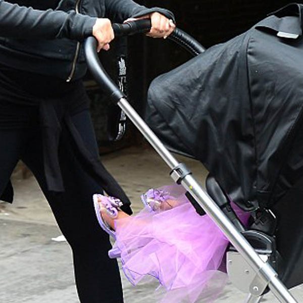 Η εγκυμονούσα celebrity έντυσε πριγκίπισσα την κορούλα της στην βόλτα τους