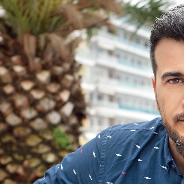 Ο γοητευτικός νεαρός είναι γιος πασίγνωστης Ελληνίδας τραγουδίστριας
