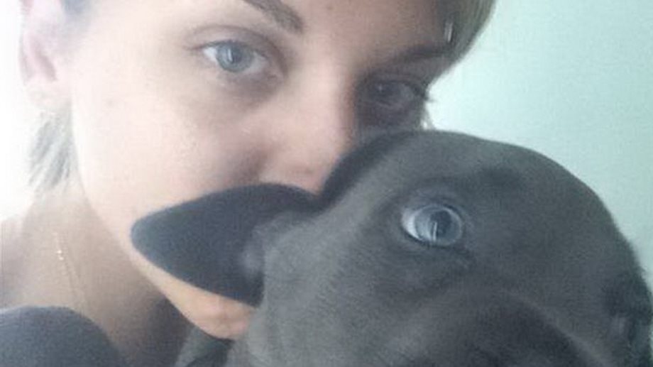 Η Κωνσταντίνα Σπυροπούλου και ο σκύλος της έχουν τα ίδια μάτια!