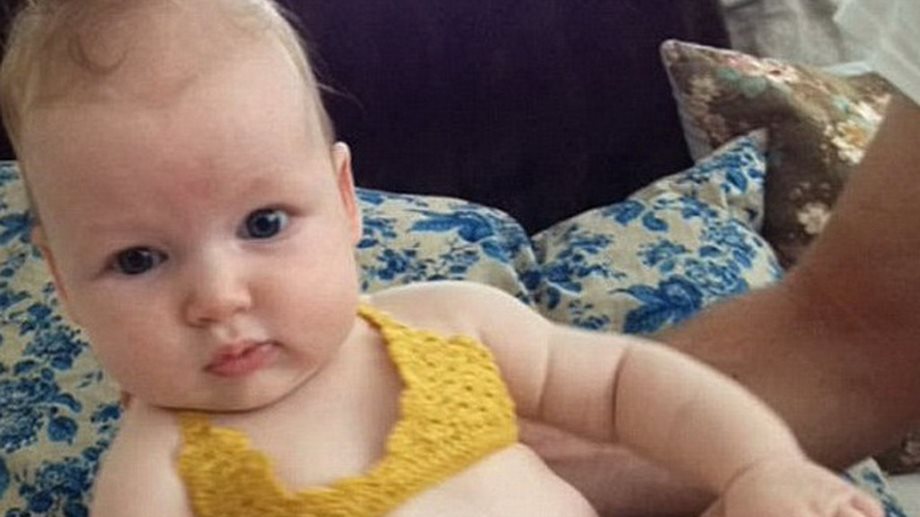 Η 4 μηνών κόρη διάσημης τραγουδίστριας ποζάρει με μαγιό! 